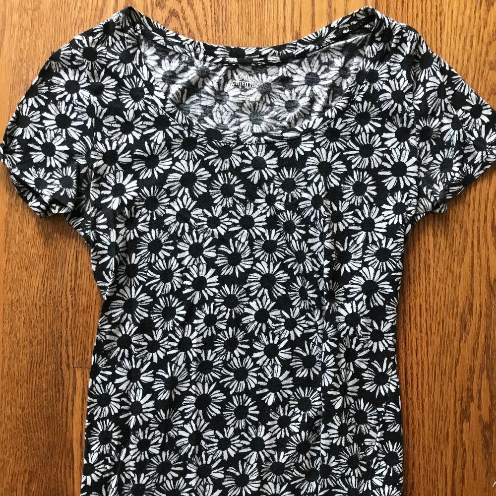 Urban Outfitters Fitted Daisy Tee